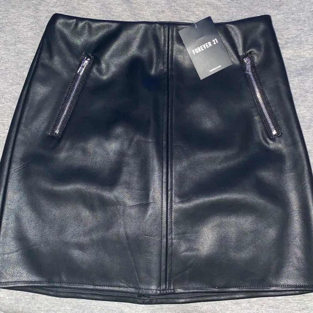 Forever 21 Leather Zip Pockets Skirt (S) NEW !